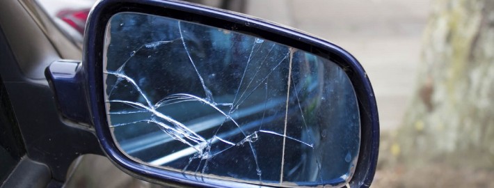 Fahrerflucht Seitenspiegel zerbrochen