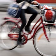 Sicherheit Straßenverkehr Fahrradfahrerin in Bewegung