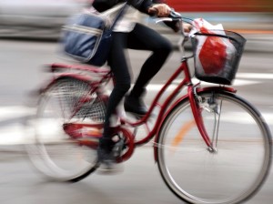 Sicherheit Straßenverkehr Fahrradfahrerin in Bewegung