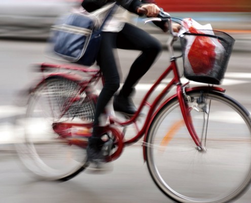 Sicherheit Straßenverkehr Fahrradfahrerin in Bewegung