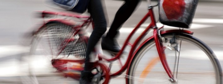 Sicherheit Straßenverkehr Fahrradfahrerin in Bewegung