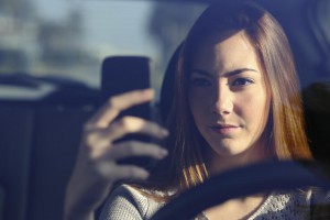 Telefonieren am Steuer Autofahrerin