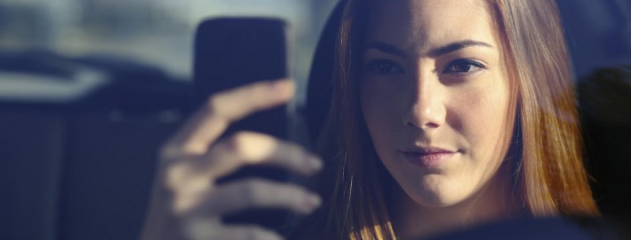 Telefonieren am Steuer Autofahrerin