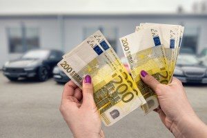 Frau hält viele Euroscheine in den Händen