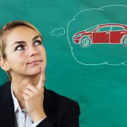 Frau, die überlegt, wann sollte man ein Auto kaufen