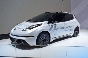 Weißer Nissan Leaf