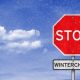 Stopschild und Wintercheck-Schild